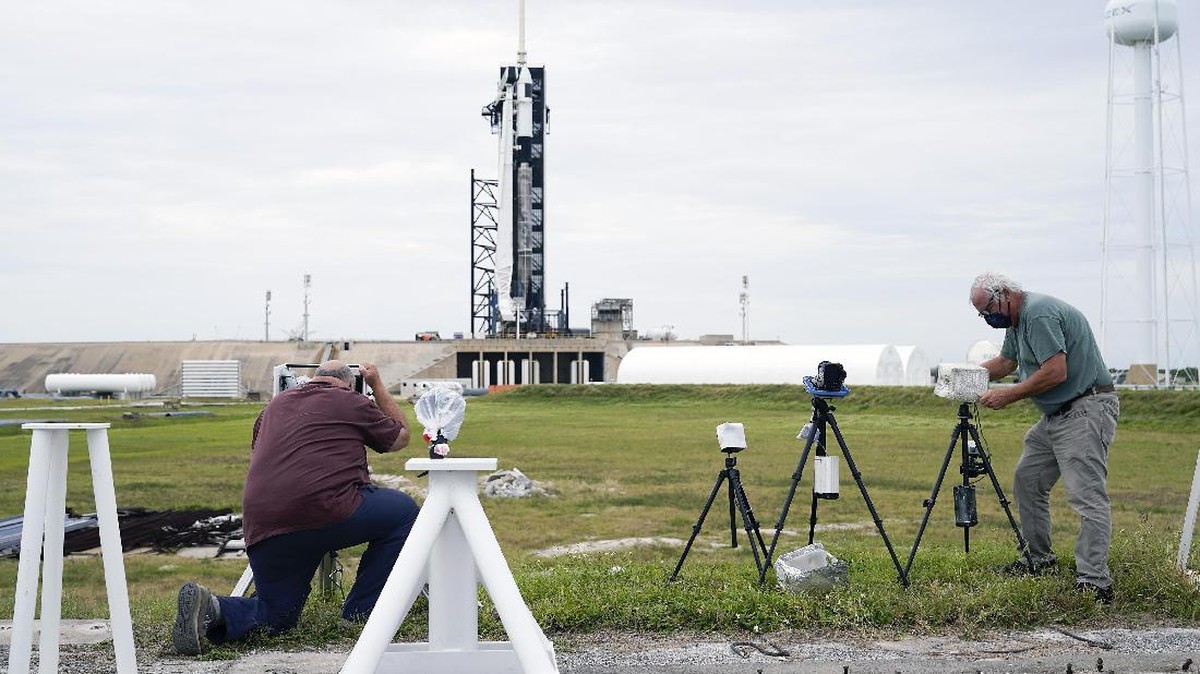 FOTO: Misi SpaceX Falcon 9 Sempat Diragukan karena Cuaca