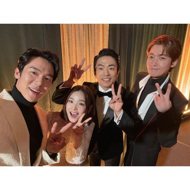 Momen Gemas Bintang Drama Korea 'Hospital Playlist' Reuni Dadakan di MAMA 2020