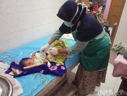 Bayi Masih Hidup Ditemukan Tergeletak di Depan Teras Rumah Warga Lamongan