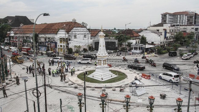 Aparat langsung meminta pengunjung yang mencoba berhenti sejenak di Titik Nol Yogyakarya untuk bubar dan melanjutkan perjalanan pada malam pergantian tahun.