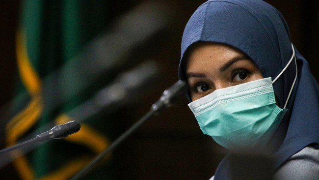 Salah satu pertimbangan hakim memvonis Pinangki Sirna dengan 10 tahun penjara lantaran menutupi keterlibatan pihak lain dalam kasus yang menjeratnya.