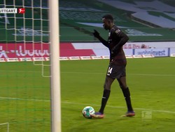 Video: Pemain Ini Dikartu Kuning Usai Cetak Gol Sambil Jalan Kaki