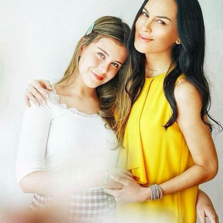 <p>Dari pernikahan kedua sang ibu, Eva Celia punya adik perempuan yang bernama Manuella Aziza. (Foto: Instagram)</p>