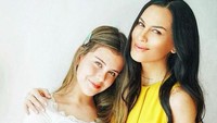<p>Dari pernikahan kedua sang ibu, Eva Celia punya adik perempuan yang bernama Manuella Aziza. (Foto: Instagram)</p>