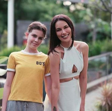 Foto bareng Anak Bungsu, Wajah Awet Muda Sophia Latjuba Bikin Salah Fokus