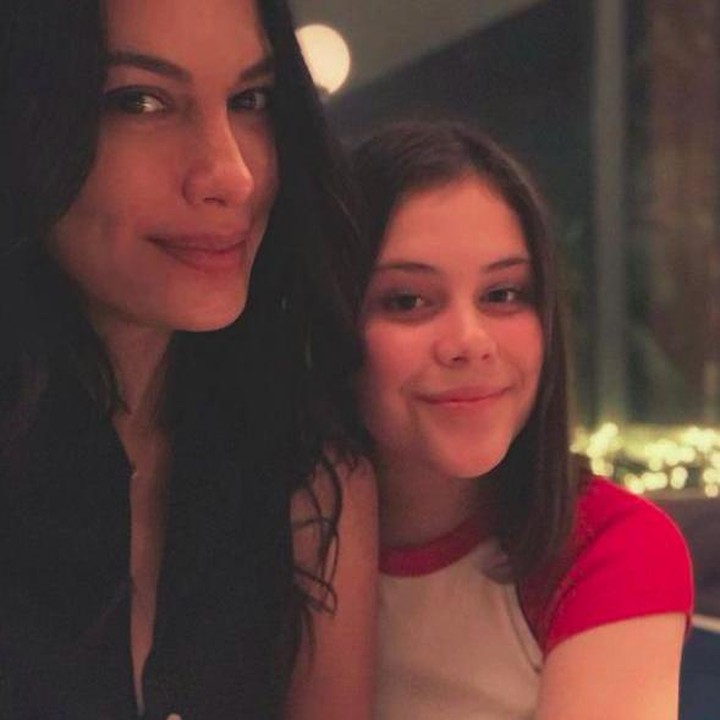 <p>Dilihat dari unggahan-unggahan di media sosial, Sophia Latjuba sering membagikan momen bersama Manuella lewat video. Keduanya hobi dance bersama. Seru banget! (Foto: Instagram @sophia_latjuba88)</p>