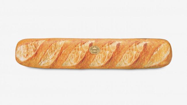Moschino meluncurkan koleksi tas 'roti Prancis.' Namun, koleksi ini dicaci oleh warganet di media sosial.
