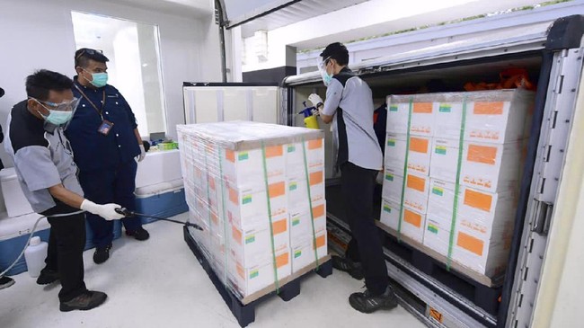 Pengamat menghitung kebutuhan dana program vaksinasi Rp134 triliun untuk seluruh masyarakat atau hanya 4,87 persen dari total belanja negara.