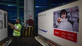 FOTO : Vaksin Sinovac Tiba di Indonesia Vaksin covid-19 Sinovac yang tiba di Indonesia langsung disimpan di kantor pusat Bio Farma di Bandung, Jawa Barat.