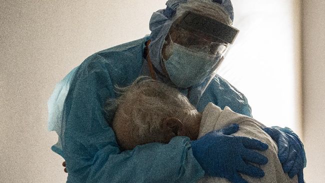 Foto seorang dokter tengah memeluk pasien covid-19 yang lanjut usia saat Thanksgiving jadi viral di media sosial. Ini alasannya.