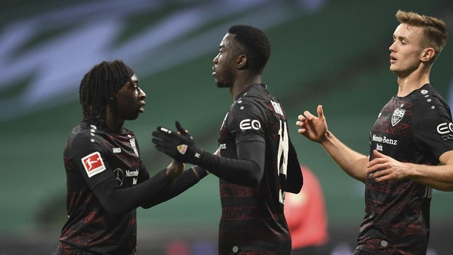 Striker Stuttgart Silas Wamangituka diganjar kartu kuning karena perilaku tidak sportif saat mencetak gol ke gawang Werder Bremen.