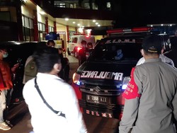 Momen Jenazah Laskar FPI Dibawa Ambulans Tinggalkan RS Polri