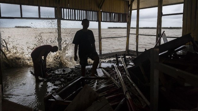 Bupati Demak menyatakan anggaran pemerinta daerah dan provinsi tidak cukup untuk mengatasi bencana tahunan, banjir rob.