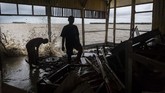 FOTO: Dampak Gelombang Tinggi di Pesisir Demak Kawasan pesisir utara Kabupaten Demak rusak diterjang hujan lebat, angin kencang, dan gelombang tinggi sehingga membuat jalan dan sejumlah rumah warga rusak.