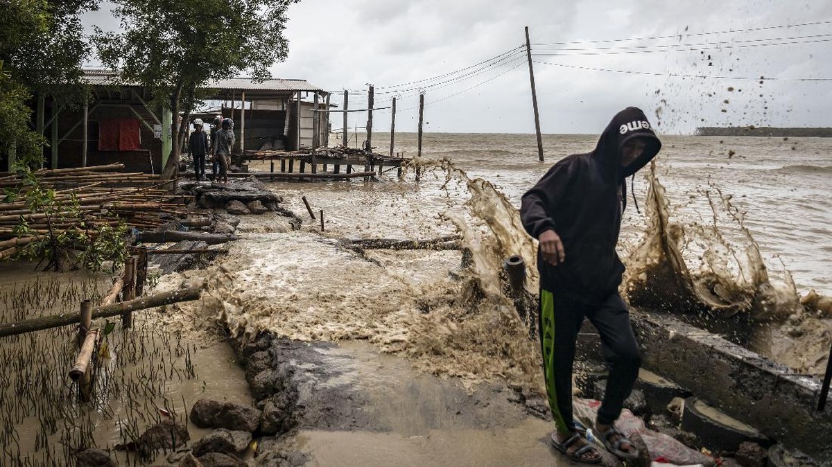 FOTO: Dampak Gelombang Tinggi di Pesisir Demak