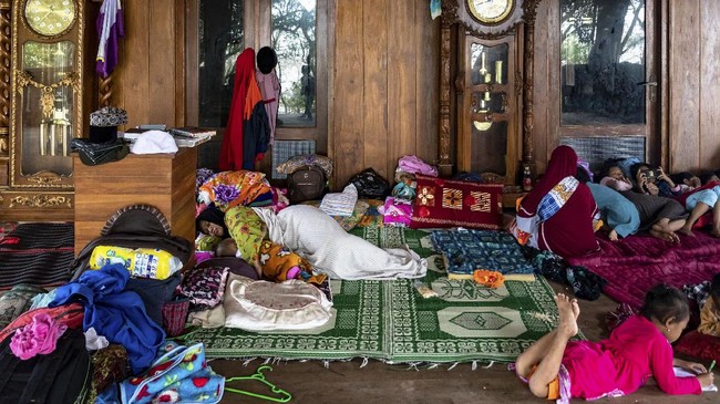 FOTO: Dampak Gelombang Tinggi di Pesisir Demak