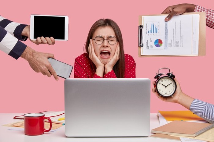Barang wajib dibawa oleh wanita yang harus pulang pergi ke kantor/freepik.com 5 Tanda Terjebak Toxic Productivity, Ini Menurut Psikolog Harvard