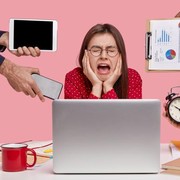Dituntut Pulang Pergi ke Kantor? Inilah Barang yang Wajib Dibawa!