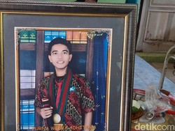 Jeritan Tangis Rusmini, Ibunda Dony yang Tewas Dimutilasi di Bekasi