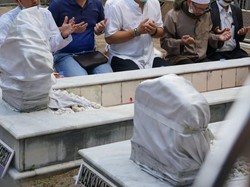 Masa Tenang Pilkada, Eri Cahyadi Ziarah ke Makam Sunan Ampel