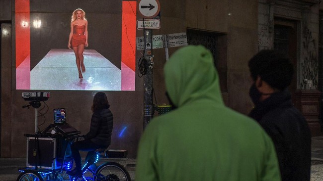 FOTO: Fashion Week Dunia Virtual, Adaptasi Kala Pandemi