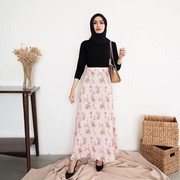 Mix and Match Outfit Rok Floral Buat Hijabers, Siap Banget Tampil Kekinian!