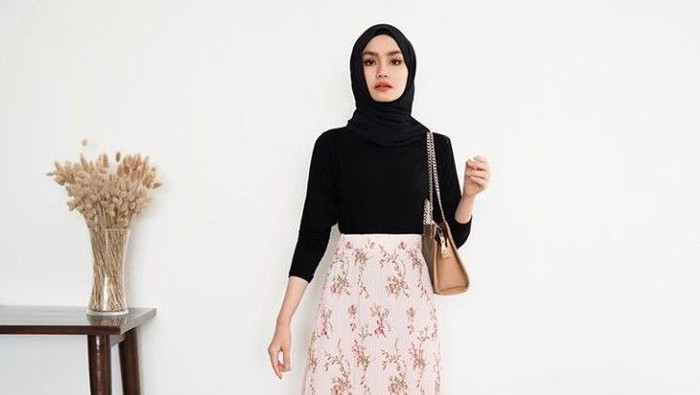 Mix and Match Outfit Rok Floral Buat Hijabers, Siap Banget Tampil Kekinian! Mix and Match Outfit Rok Floral Buat Hijabers, Siap Banget Tampil Kekinian!