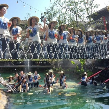 Lagi Asyik Berfoto, Kontestan Miss Thailand 2020 Tercebur ke Kolam