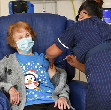 Nenek 90 Tahun Jadi Pasien Pertama di Dunia yang Terima Vaksin Covid-19