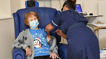 img-title Nenek 90 Tahun Jadi Pasien Pertama di Dunia yang Terima Vaksin Covid-19