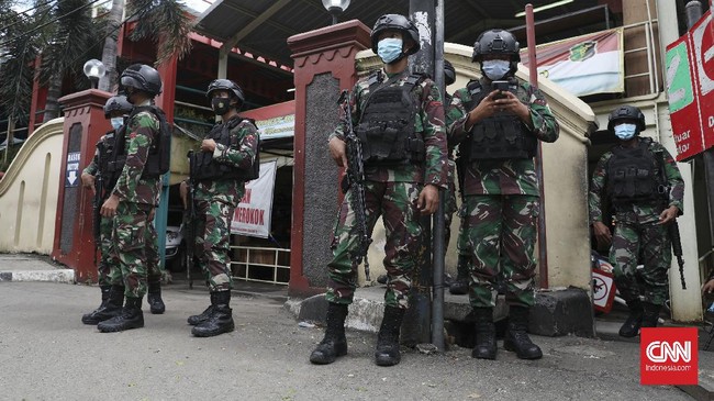 Prajurit TNI AD menjadi korban penusukan oleh tetangganya sendiri di Berland, Matraman, Jakarta Timur. Saat itu korban hendak bertugas.