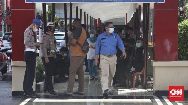 Pantauan CNNIndonesia.com, hingga sekitar pukul 19.35 WIB, belum ada mobil ambulans yang membawa jenazah Laskar FPI keluar dari rumah sakit.