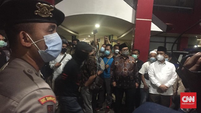 Anggota keluarga laskar FPI korban tewas dalam bentrok dengan polisi meyakini dan menjamin anaknya tidak membawa senjata api seperti yang ditudingkan aparat.