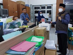 Datang ke Kantor BPKAD, Pj Bupati Sidoarjo Beri Semangat Staf yang Lembur