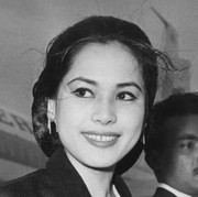 5 Fakta Ratna Sari Dewi, Istri Soekarno yang Cantiknya Kebangetan!