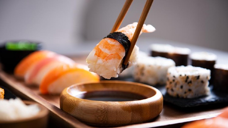 Sebagian Orang Jepang Jijik Makan Sushi yang Diracik Pakai Tangan