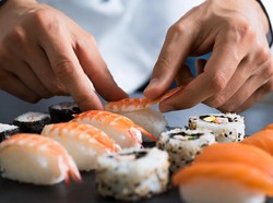 Sebagian Orang Jepang Jijik Makan Sushi yang Diracik Pakai Tangan