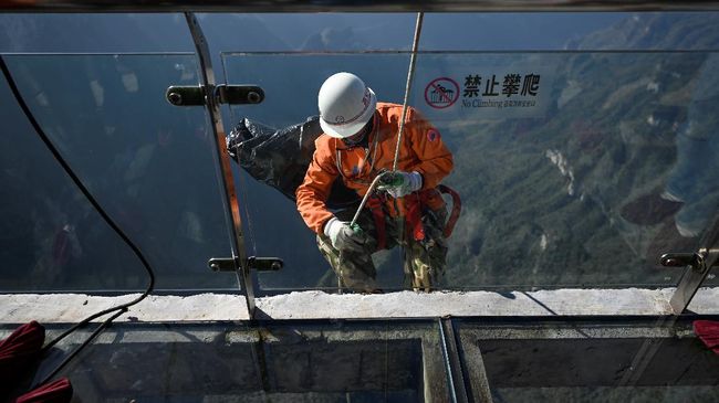 Gunung Tianmen merupakan objek wisata alam favorit di China. Tim "Spiderman" diterjunkan untuk membersihkan sampah di jurangnya.
