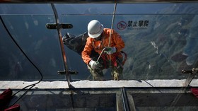 Aksi 'Spiderman' Memungut Sampah di Jurang Pegunungan China