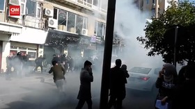 VIDEO: Tuntut Hak Tertunda, Pendemo Bakar Gedung Pemerintah