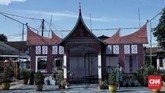 FOTO: TPS Keberagaman Nusantara untuk Pilkada Depok Swadaya masyarakat di Kampung Benda Barat, Cipayung, Depok membuat TPS bertema keanekaragaman budaya untuk pemungutan suara Pilkada Serentak 9 Desember 2020.