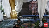 FOTO: TPS Keberagaman Nusantara untuk Pilkada Depok Swadaya masyarakat di Kampung Benda Barat, Cipayung, Depok membuat TPS bertema keanekaragaman budaya untuk pemungutan suara Pilkada Serentak 9 Desember 2020.