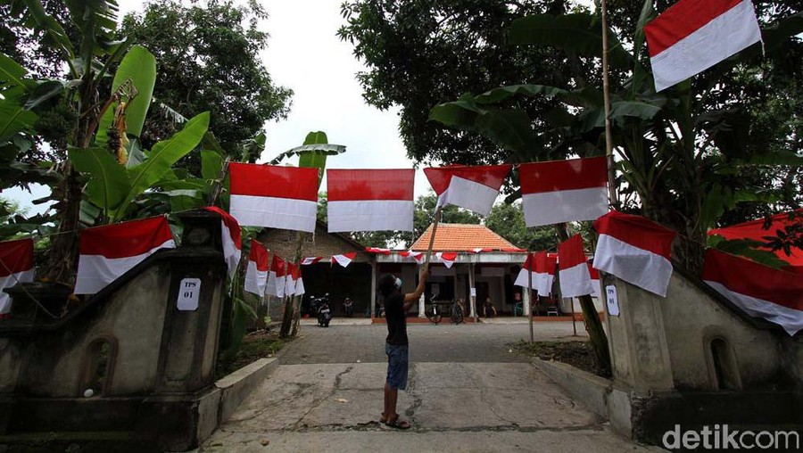 Pilkada Sukoharjo 2020 diramaikan dengan adanta TPS Merah Putih. TPS yang berada di Jarak, Sukoharjo, Jateng, ini berhias bendera merah putih.
