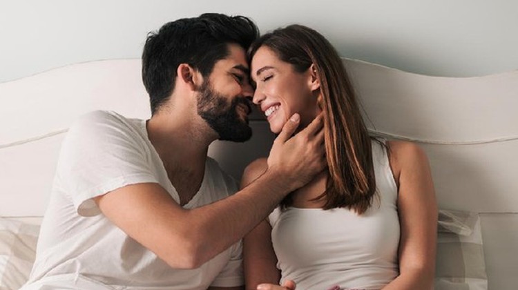 Bercinta saat hujan dianjurkan, bahkan dianggap bisa meningkatkan hubungan, Bunda. Selain itu, ada sejumlah alasan lain kenapa hujan jadi momen tepat bercinta.