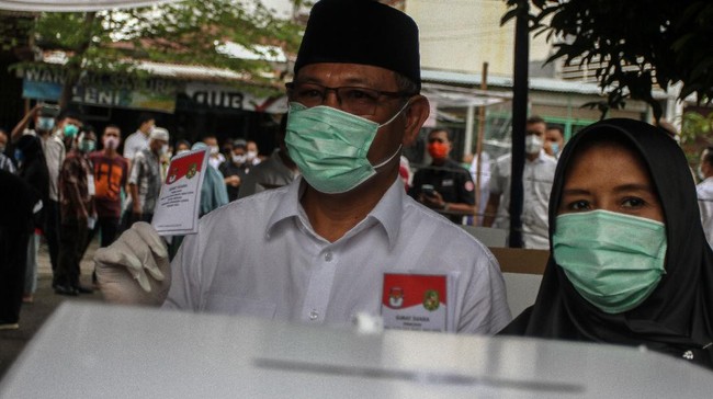 Kubu Akhyar-Salman mengungkap dugaan kecurangan di Pilkada Medan berupa penemuan ratusan surat C6 yang tidak terpakai di warung warga.