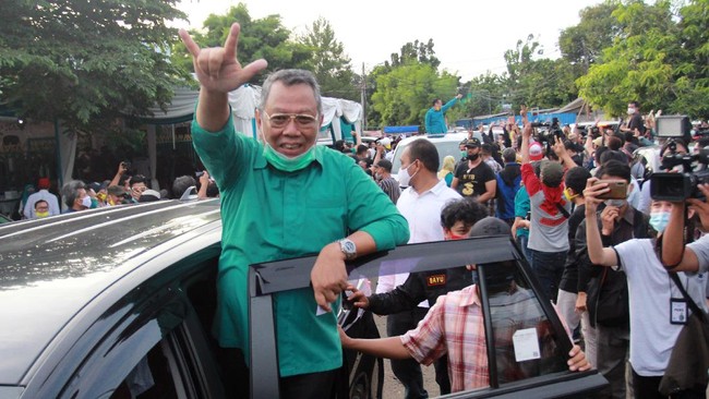 Calon Wali Kota Tangsel Benyamin Davnie menyebut meski terjadi kerumunan, para pendukungnya tetap memakai masker.