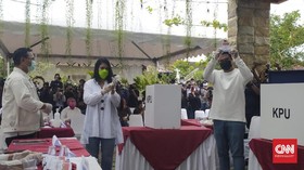 Bobby Tersenyum, Kahiyang Malu-Malu Saat Mencoblos di TPS 22