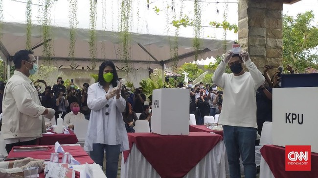 Cawalkot Medan nomor urut 02, Bobby Nasution dan istri Kahiyang Ayu mencoblos di TPS 22, Komplek Taman Setia Budi Indah, Medan, Rabu (9/12).