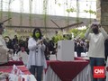 Bobby Tersenyum, Kahiyang Malu-Malu Saat Mencoblos di TPS 22