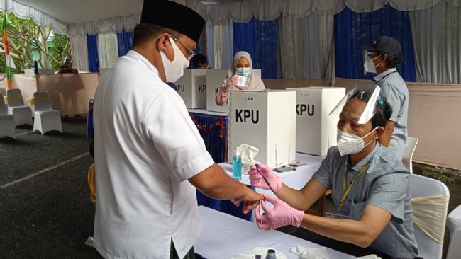 Politikus Demokrat menyoroti pasangan calon yang disebut memiliki biaya Pilkada tanpa batas, menyusul rencana menghimpun donasi publik jagoan dari partainya.